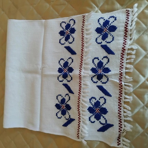 Ръчно бродирана кърпа нова с традиционна шевица в тъмносиньо