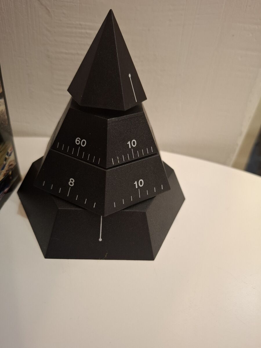 1988 Time Pyramid 4-D Design Desk Clock… - € 50,00 - Vendora.cy