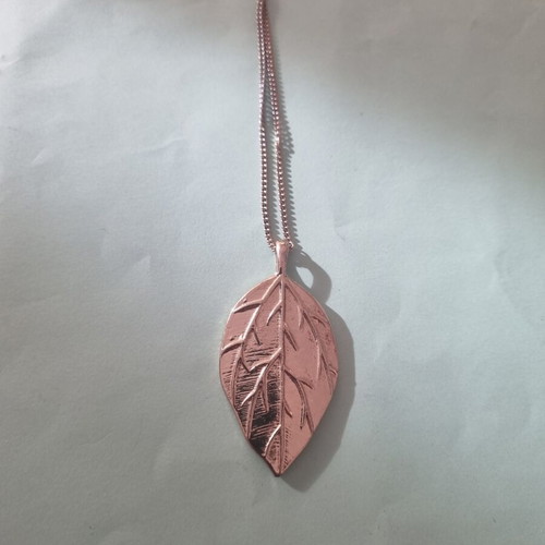 Leaf double-sided necklace like new
