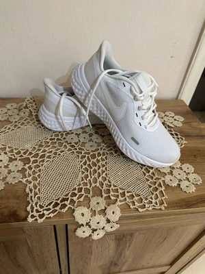 Γυναικεία παπούτσια Nike αθλητικά καινούργια, άσπρα, μέγεθος 38.5
