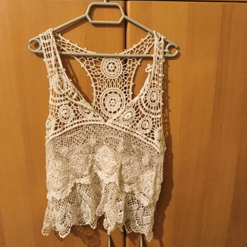 Boho style sleeveless knitted top white size S like new