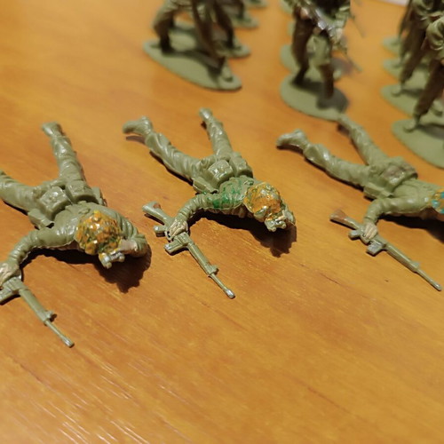 Airfix Modern British Infantry plastic soldiers used, scale 1/32, set of 25