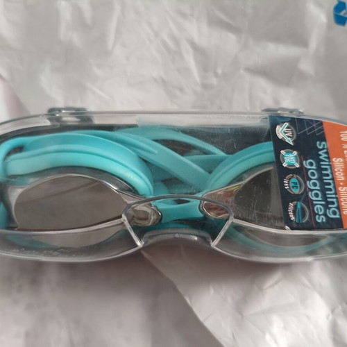 Wave Swimming Goggles 12Y+ like new with case and silicone strap
