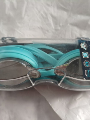 Wave Swimming Goggles 12Y+ like new with case and silicone strap