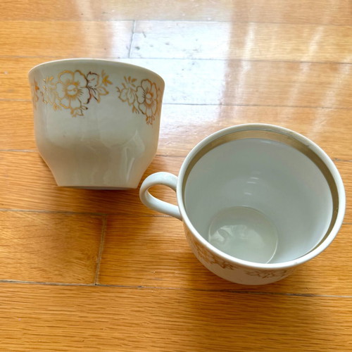 Coffee mugs used, set of 2, white with gold flower design