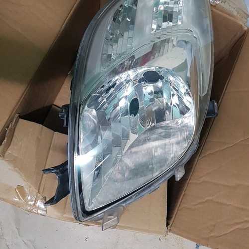 Left headlight Toyota Yaris 2008 used with broken mount