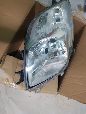 Αριστερό φανάρι Toyota Yaris 2008 μεταχειρισμένο με σπασμένη βάση