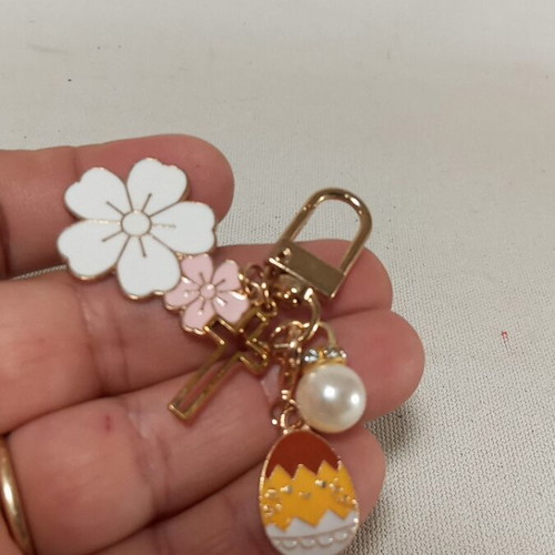 Metal keychain with flower decoration