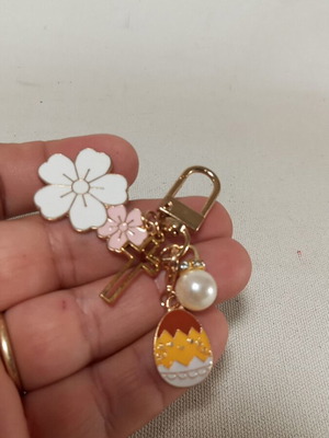 Metal keychain with flower decoration