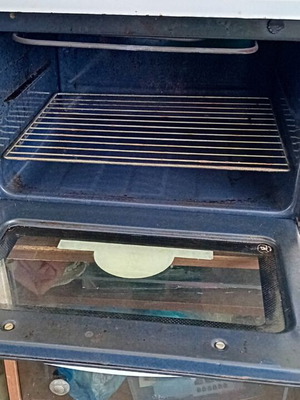 Oven with three burners used, ideal for students