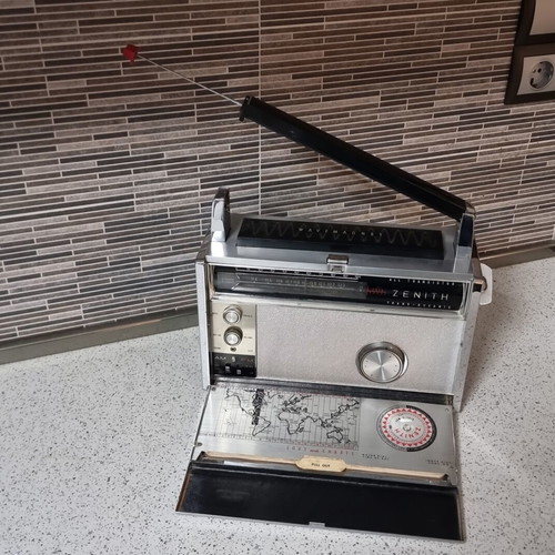 Zenith Transoceanic 3000 radio used in excellent condition
