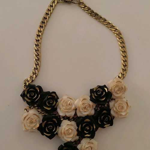 Black&white roses necklace used with chain Pull&bear