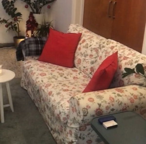 Διθέσιος καναπές ΙΚΕΑ με φλοράλ κάλυμμα.