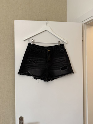 SHEIN μαύρο ψηλόμεσο denim σορτς με σκισίματα, M / 38