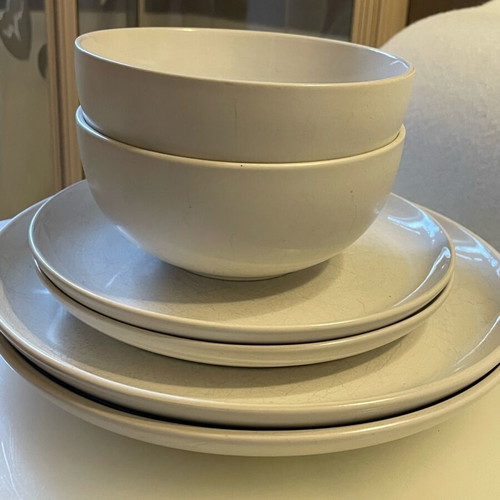 Dinnerware set used, 6 pieces including plates and cereal bowls