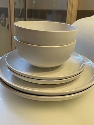 Dinnerware set used, 6 pieces including plates and cereal bowls
