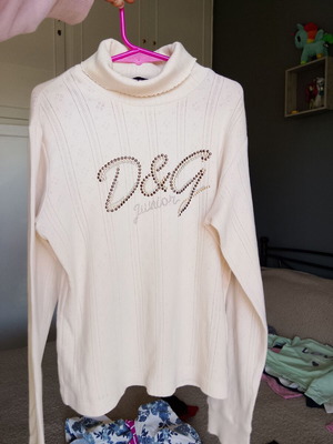D&G Junior πλεκτή παιδική μπλούζα με στρας σε εκρού, 140 εκ.