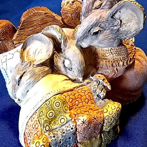 Decorative Resin Figurine with 3 Mice under Patchwork Quilt, like new
