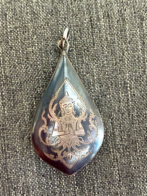 Μενταγιόν μεταχειρισμένο από το Σιάμ με μαύρο σμάλτο σε σχήμα δακρύου