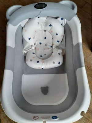 Foldable baby bath with thermometer and pillow