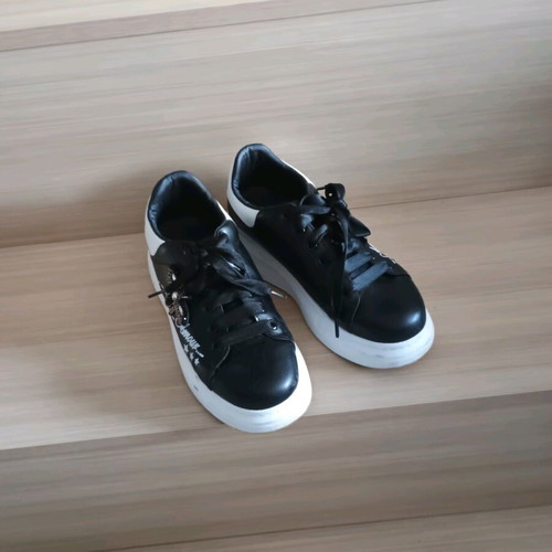 Women's athletic shoes size 39 like new, black and white
