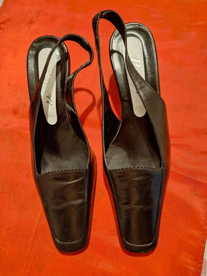 Γόβες Fratelli Petridi μαύρες εξώφτερνες χαμηλές σαν καινούργιες με ιδιαίτερο τακούνι