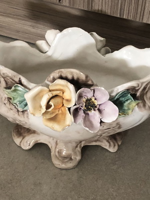 Porcelain fontaniera vintage in not excellent condition