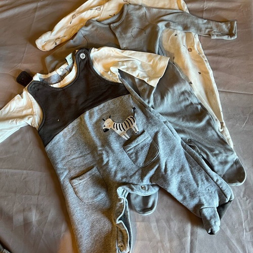 Set of 3 baby bodysuits like new 0-3 months