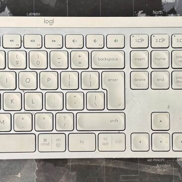 Apple Mac mini M2 with Magic Mouse and Logitech MX Keys S like new