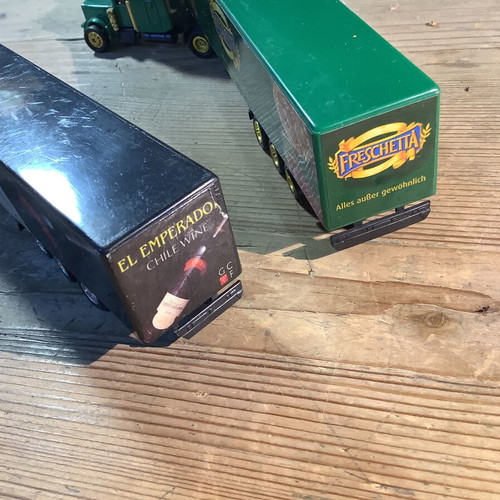 MACK trucks 1/87 like new, set of two