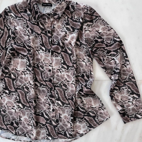 I saw it first shirt with snake print like new, size XL