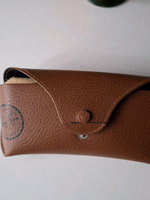 Θήκη γιαλιών Rayban μεταχειρισμένη, καφέ με μικρή ατέλεια στο κούμπωμα