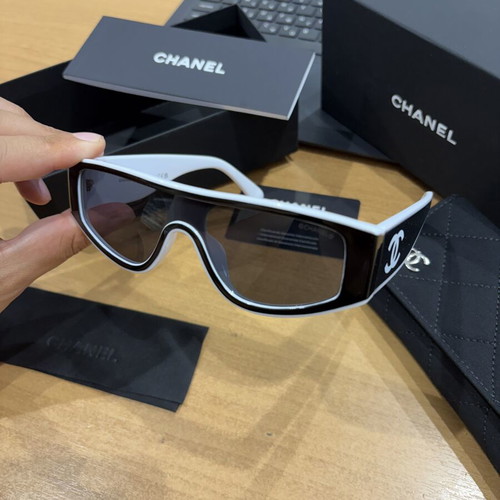 Chanel sunglasses new, black and white