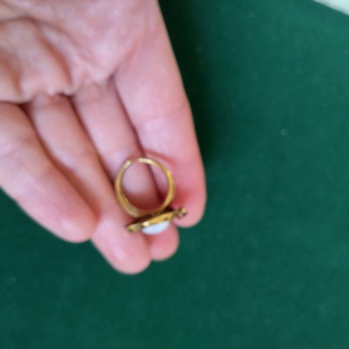 Ring from an earlier decade like new, unused