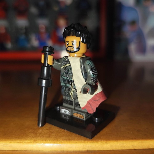 Saw Gerrera minifigure like new with base and accessories