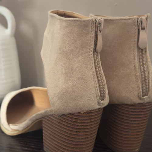 Ankle boots with side opening and thick heel, like new, beige, size 38