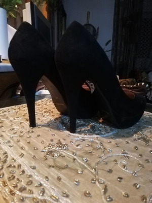 Pair of new suede leather pumps size 40 black