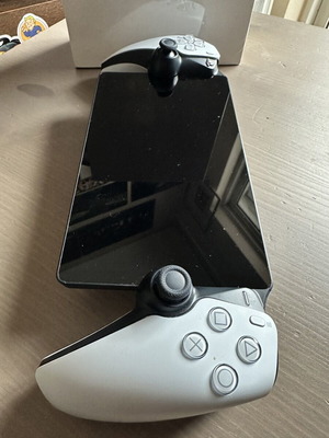 Playstation Portal Remote Player PS5 σαν καινούργιο με 2 Funko Pop και 3 ταινίες DVD