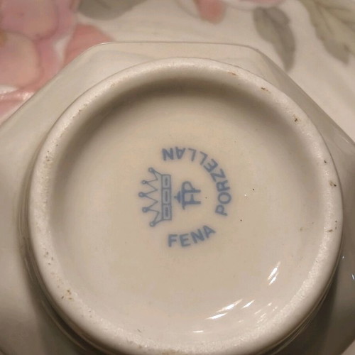 Set of 6 porcelain cups with saucers new