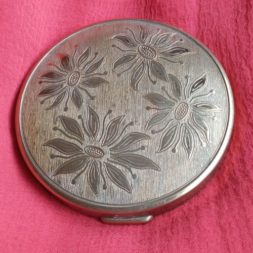 Vintage gold-plated powder compact like new with fabric case