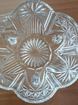 Set of two crystal bowls with three legs