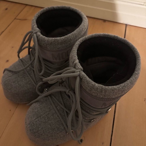 Moon Boot boots authentic in like new gray
