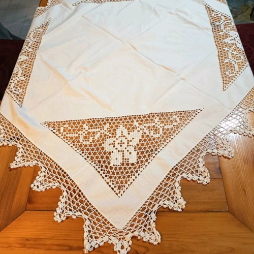 White handmade carre like new with lace and linen fabric