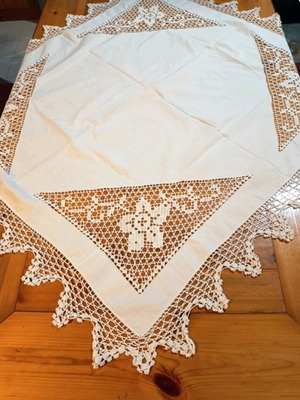 White handmade carre like new with lace and linen fabric