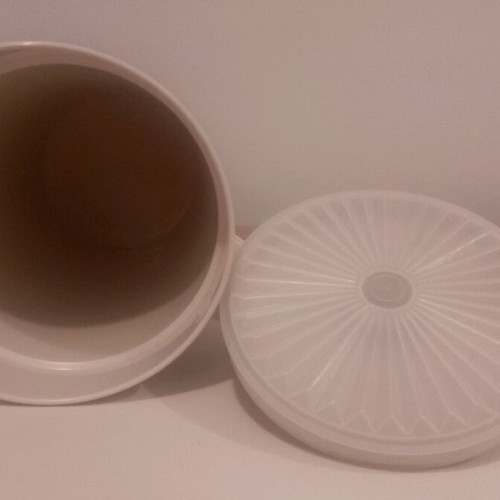 Κανάτα Tupperware 874-15 σαν καινούργιο, χωρητικότητα 1,9 λίτρα, κρέμ & χρυσό