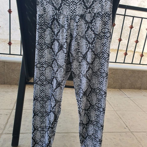 Women's snake print gym leggings used, size M/L