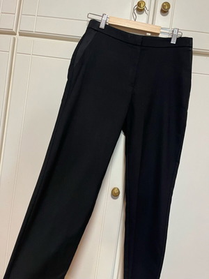 Μαύρο παντελόνι κοστουμιού Mango 36 με σατέν λεπτομέρειες