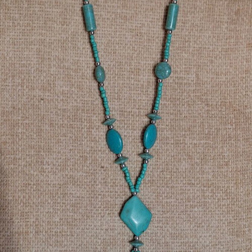 Long necklace with turquoise stones and silver beads