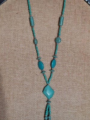 Long necklace with turquoise stones and silver beads