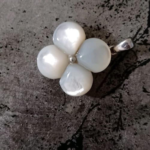 Silver pendant pearl flower 3.5 cm in excellent condition Loisir